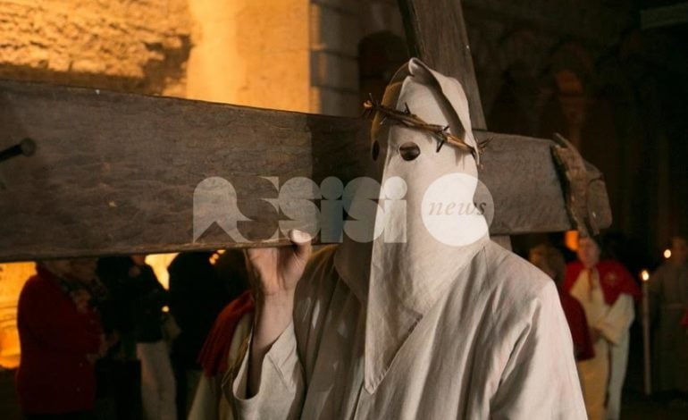 Pasqua 2017 ad Assisi, le foto della processione del Venerdì Santo