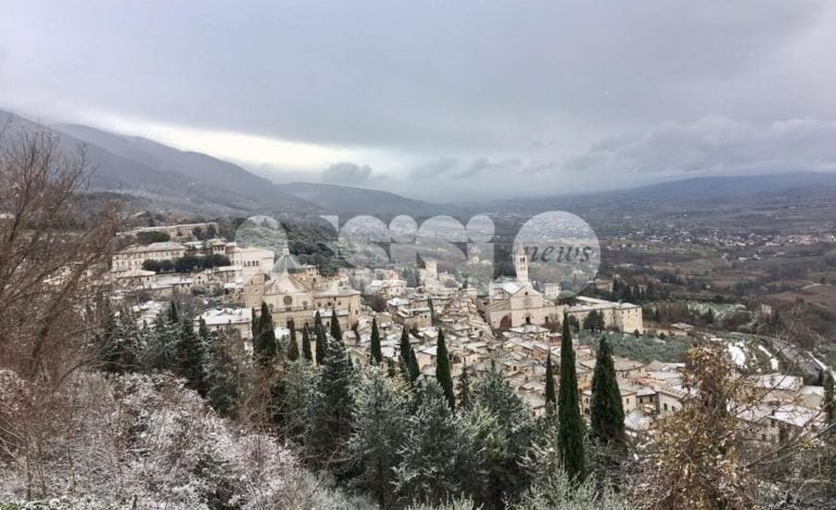 Bellissima Assisi imbiancata dalla prima lieve nevicata: le foto