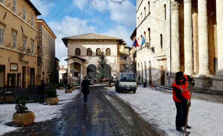 Neve ad Assisi: non mancano i disagi per il ghiaccio e le proteste sui social