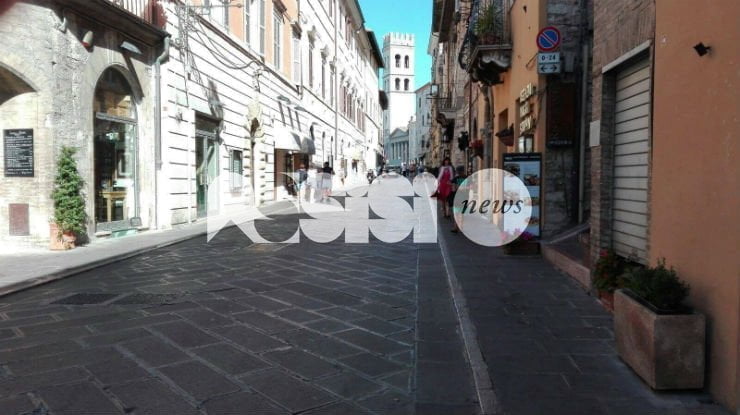 Suolo pubblico, incontro Comune commercianti; Lega Nord all'attacco: "Il Pd chiude Assisi"