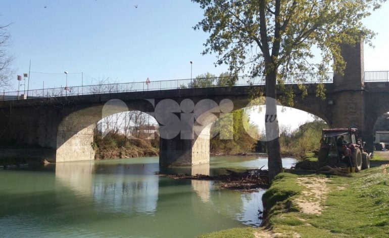 Fiume Chiascio a Petrignano: la Provincia ripristina il regolare deflusso delle acque sotto il ponte