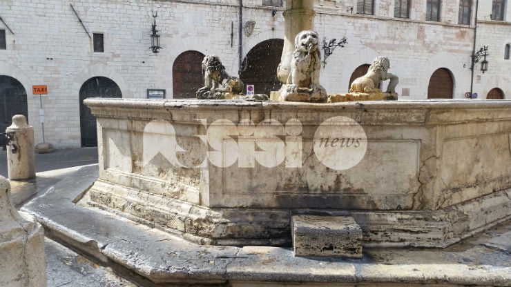 Ripulita (parzialmente) la fontana di Piazza del Comune ad Assisi: le foto