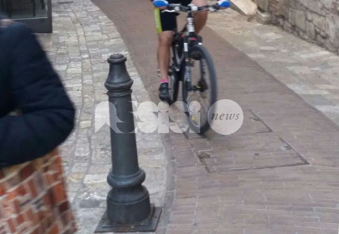 Ciclisti spericolati, nuove proteste ad Assisi: “Oltre ai divieti servono i controlli”