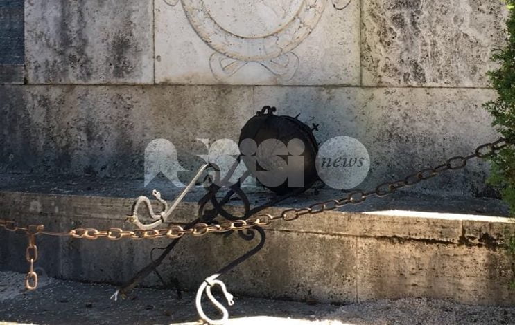 Atto vandalico davanti al Pincio: abbattuta la lampada votiva del monumento ai Caduti