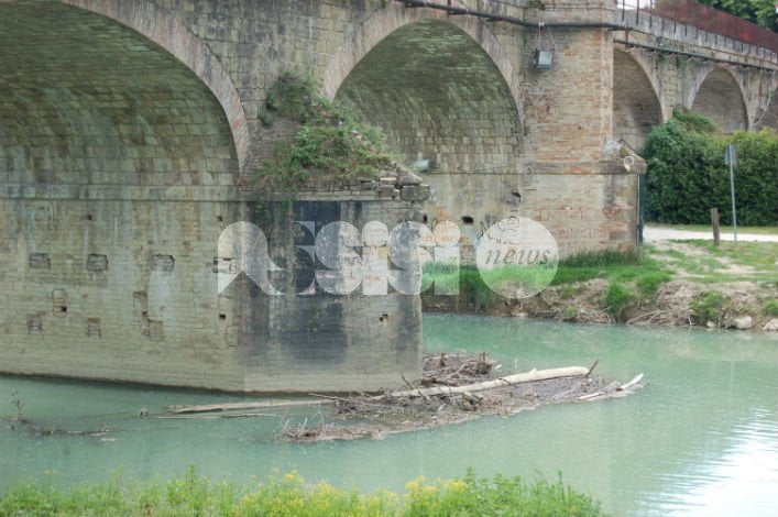 Chiascio, sul fiume spunta un'altra diga: la denuncia di Rino Freddii