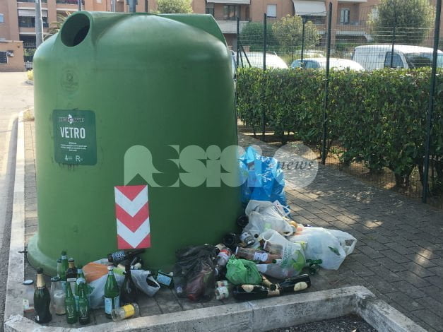 Abbandono dei rifiuti ed erba alta: segnalazioni dai residenti di Santa Maria