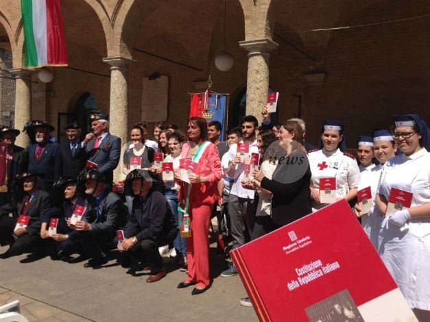 Assisi, il Comune dona la Costituzione ai neo-diciottenni