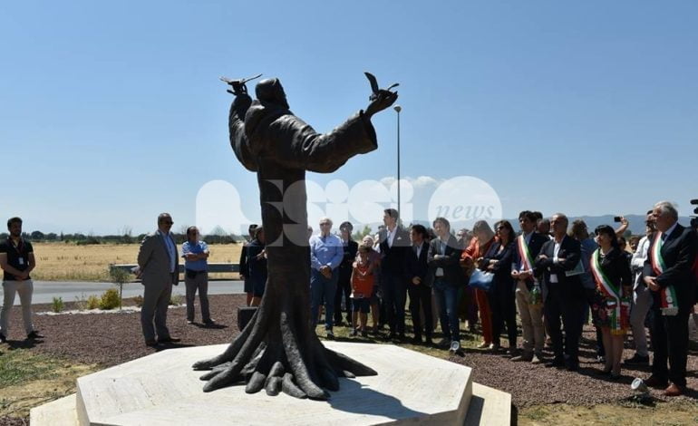 Assisi, inaugurata la rotonda dell’aeroporto e la statua di Leonello Proietti
