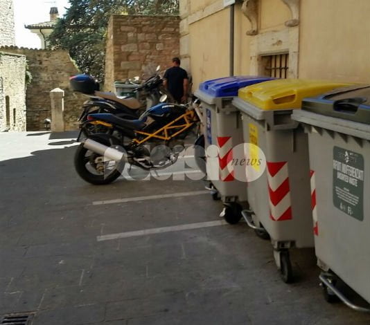 Parcheggiatori abusivi e decoro: i cittadini di Assisi chiedono controlli