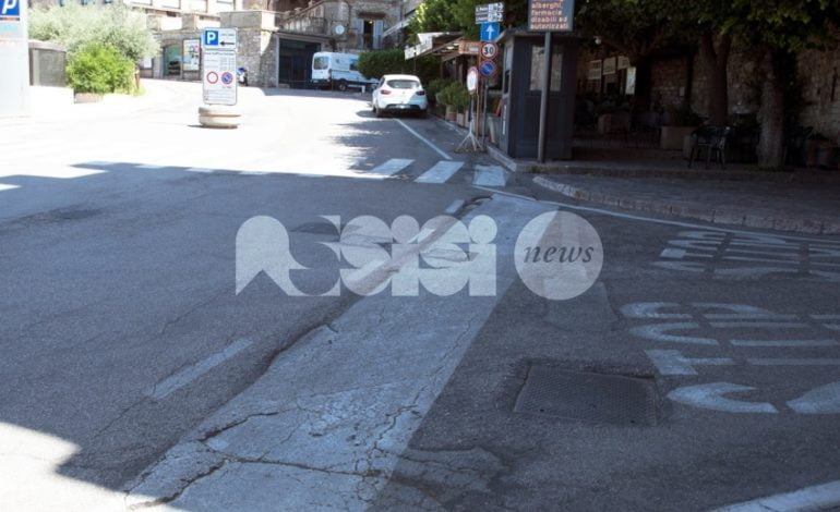 Assisi, buche per le strade: la zona di San Pietro è una groviera
