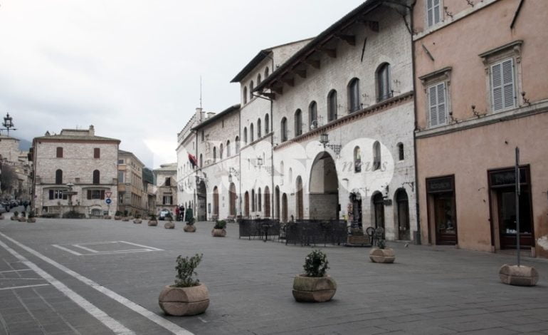 Addio alla banca di Piazza del Comune ad Assisi: via anche il bancomat?