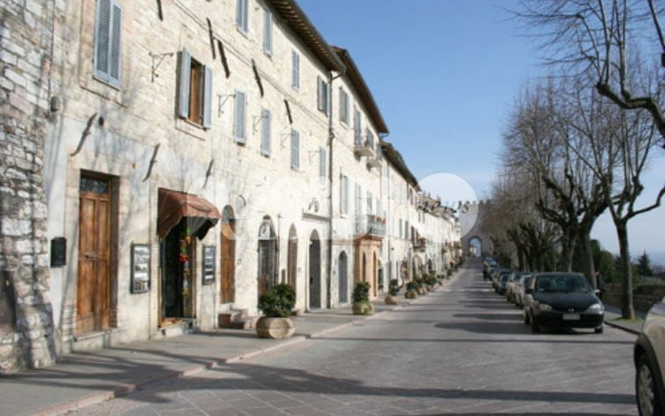 Porta a porta nel centro storico di Assisi, si parte dall’asse Borgo Aretino-San Francesco