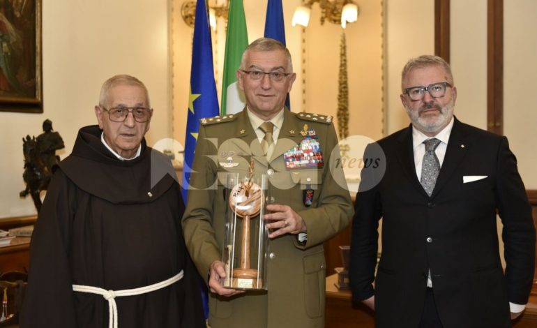Il generale Claudio Graziano premiato da Assisi Pax: le foto