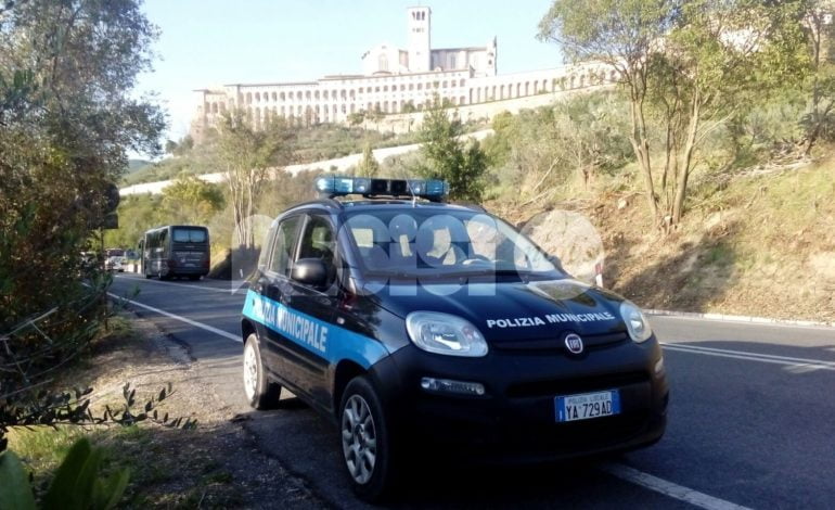 La Polizia Municipale di Assisi insegue e ferma due donne dopo uno scippo