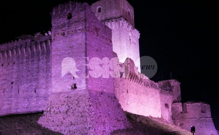 Giro d’Italia 2018 ad Assisi, la Rocca Maggiore si tinge di rosa