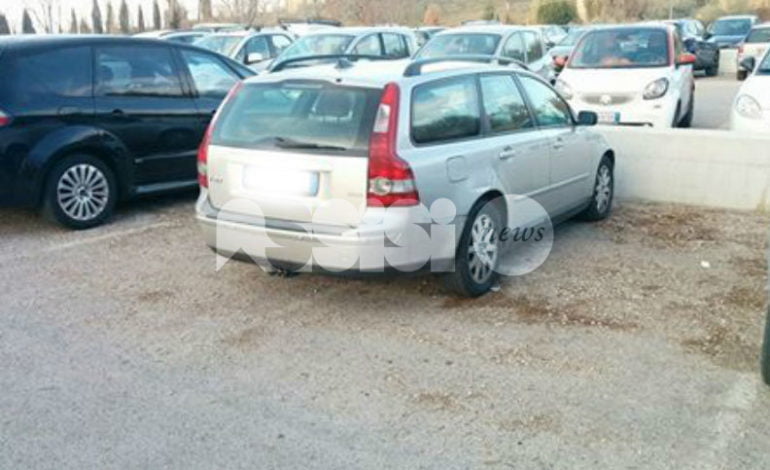 Sosta selvaggia al parcheggio dell’ospedale di Assisi: strisce non rispettate