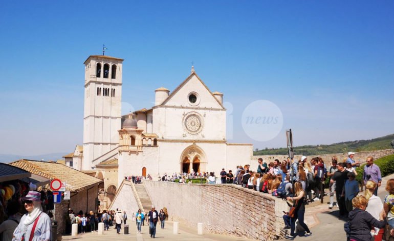 Presenze turistiche da record, Assisi chiude il traffico con “bollino rosso”