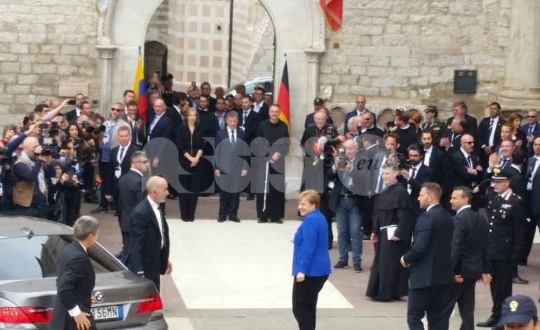 Angela Merkel è arrivata ad Assisi: il saluto delle autorità e la visita in Tomba