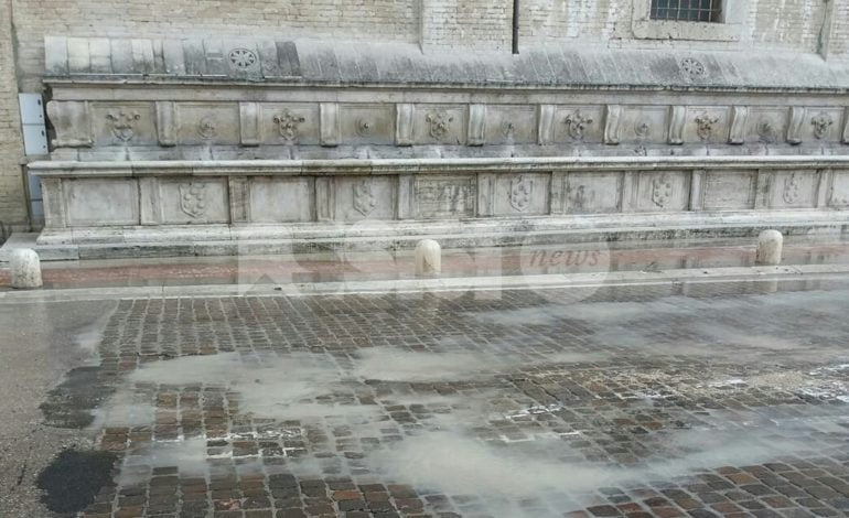 Perdita di acqua in piazza a Santa Maria degli Angeli, Umbra Acque interviene
