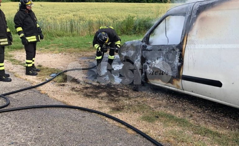 Furgone a fuoco a Costano, illeso il conducente: pompieri sul posto