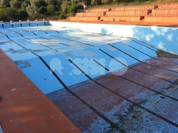 Quinta estate senza la piscina scoperta di Assisi: lavori ancora al palo