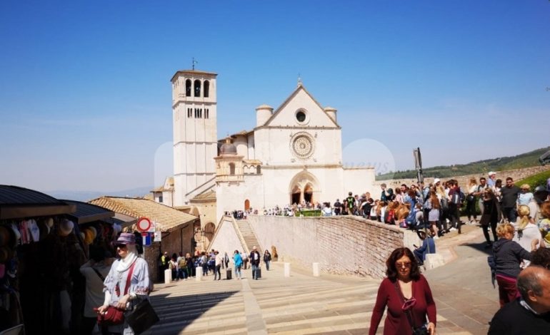 Turisti ad Assisi, sono tanti ma non spendono: “Si faccia più incoming”