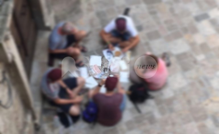 Mangiare per strada ad Assisi: pic nic in centro in mezzo ai passanti… e alla via