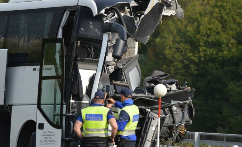 Incidente in Svizzera, bus diretto ad Assisi si schianta contro un pilone: un morto e dodici feriti