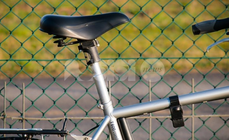 Ladro di biciclette incastrato dalla telecamere del Comune: denunciato