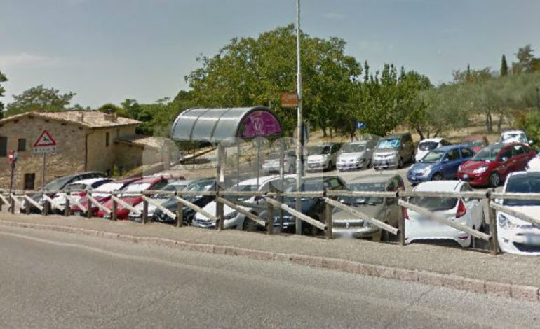 Assisi, ‘scomparsa’ la pensilina del bus al parcheggio sotto al distributore