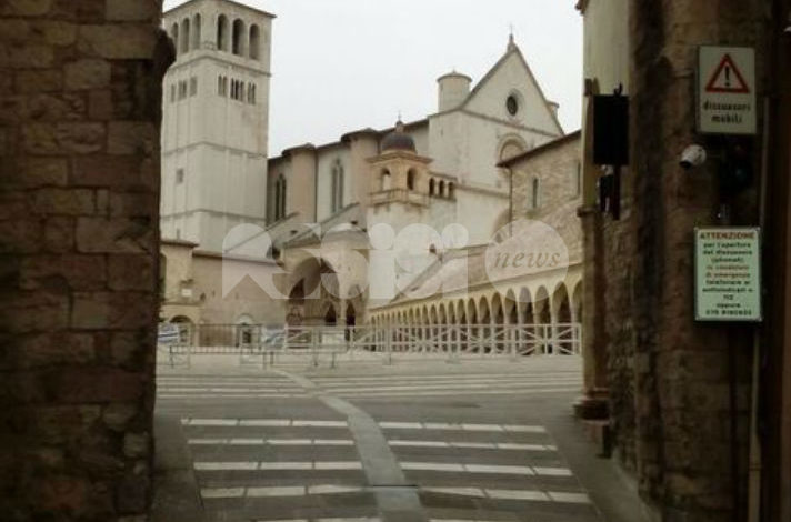 Assisi, ambulanza bloccata a San Francesco dal pilomat: la paziente arriva a piedi