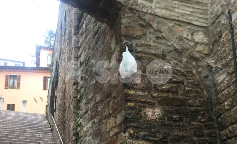Rifiuti, in tutto il Comune di Assisi strade sporche e degrado: le foto