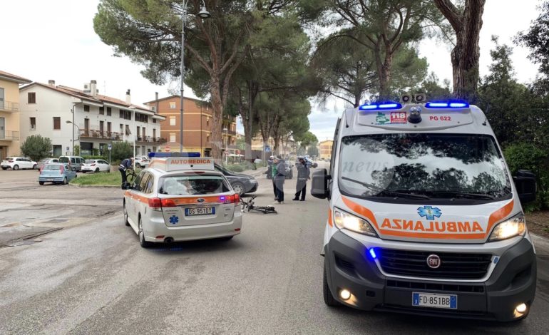 Incidente a Santa Maria degli Angeli, auto investe due ciclisti