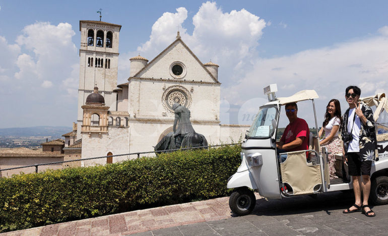 Un modo insolito di visitare Assisi: girando con l’Ape Calessino