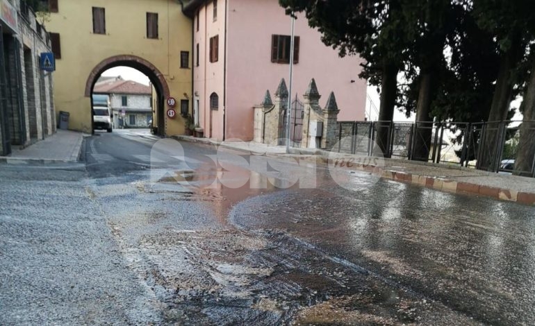 L’acquedotto di Viole di Assisi è un colabrodo: sprecati litri di acqua (foto)