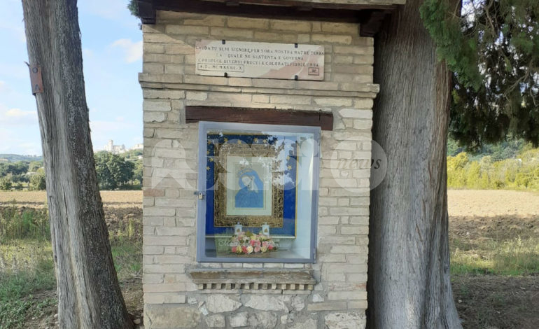 Maestà della via Francesca restaurata dopo i vandalismi estivi (foto)