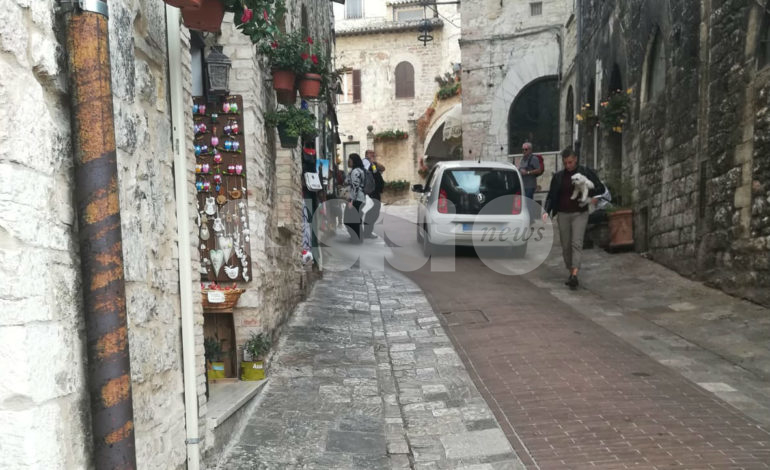 La ZTL ad Assisi vale per tutti? Non per i “furbetti del lunedì” (FOTO)