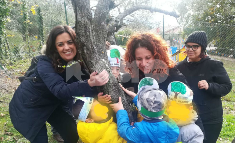 Festa dell’albero 2019, gli alunni della Rinascita piantano un ciliegio