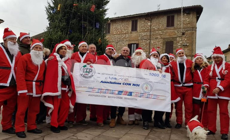 La leggenda dei 100 Babbi Natale 2019, solidarietà e lambrette ad Assisi
