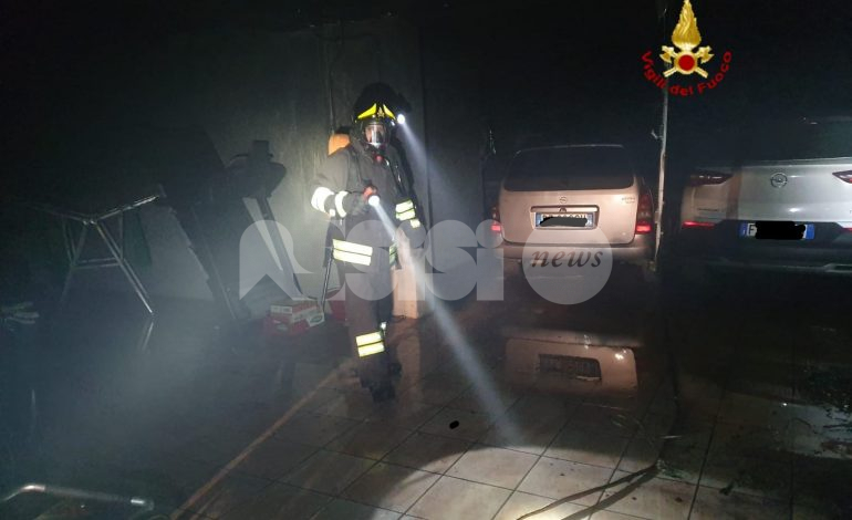 Incendio in un’autorimessa a Bettona, danneggiate tre auto (foto)