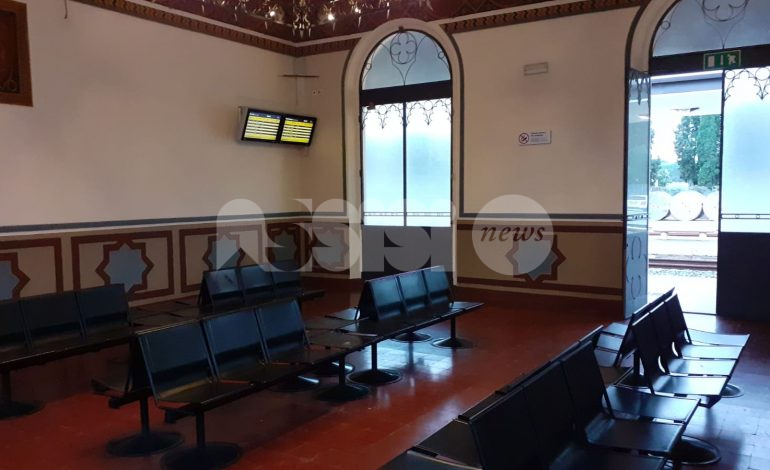 Sala d’aspetto alla stazione di Assisi riaperta dopo le segnalazioni