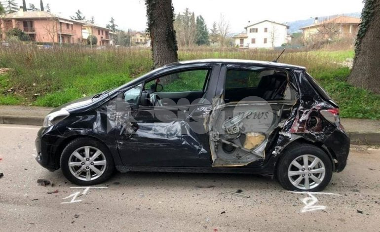 Auto distrutta a Bettona, si cerca l’ignoto responsabile – la foto