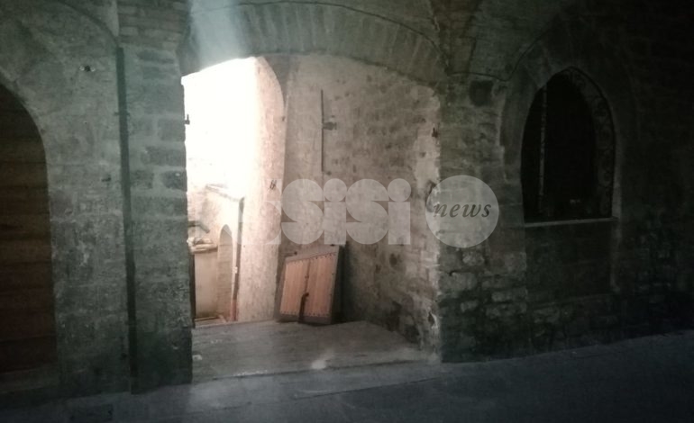 Sparita la porta in via Sant’Agnese: il Comune conferma, era abusiva (foto)