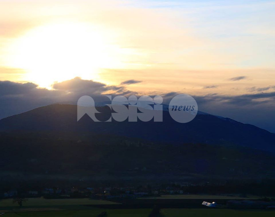 Monte Subasio imbiancato, la foto all'alba del 5 febbraio 2020