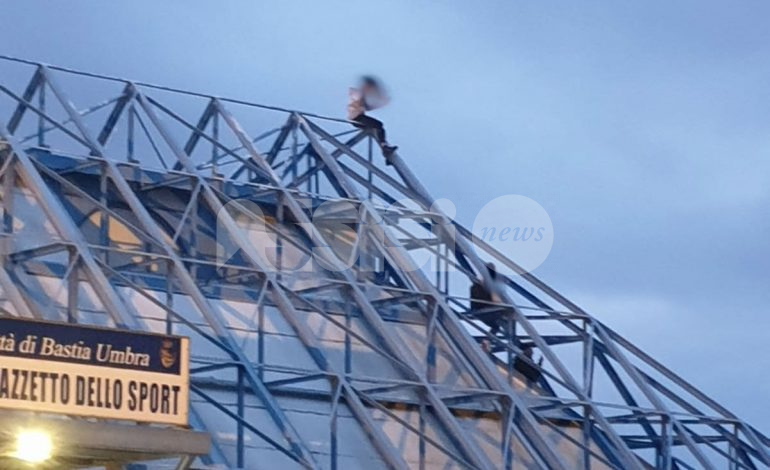 Ragazzini arrampicati sul tetto del Palazzetto dello sport a Bastia: la foto