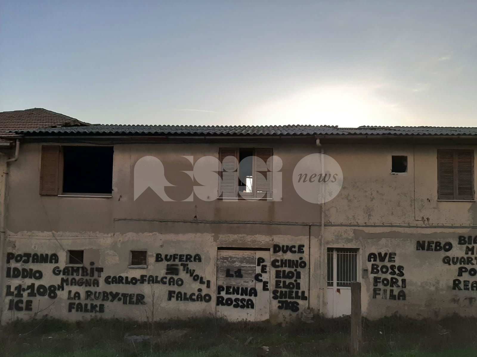 Graffiti su una casa abbandonata a Capodacqua, spunta pure una svastica (foto)