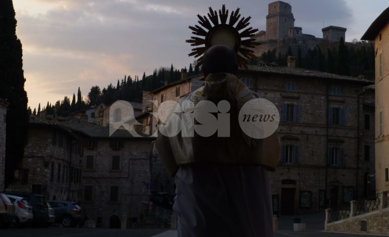 Don Cesare Provenzi benedice Assisi: la foto diventa virale