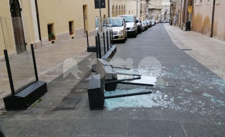 Vento forte ad Assisi, rami spezzati e protezioni in vetro distrutte (foto)