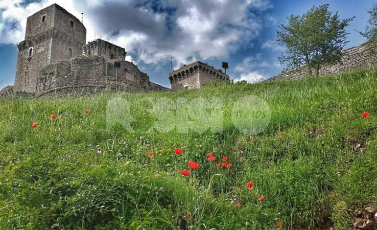 25 aprile 2020, la Rocca Maggiore di Assisi tricolore fino al 2 giugno
