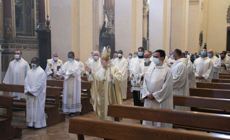 Santa messa crismale, Sorrentino: “Anche la Chiesa abbia un nuovo slancio in questa Fase 2”